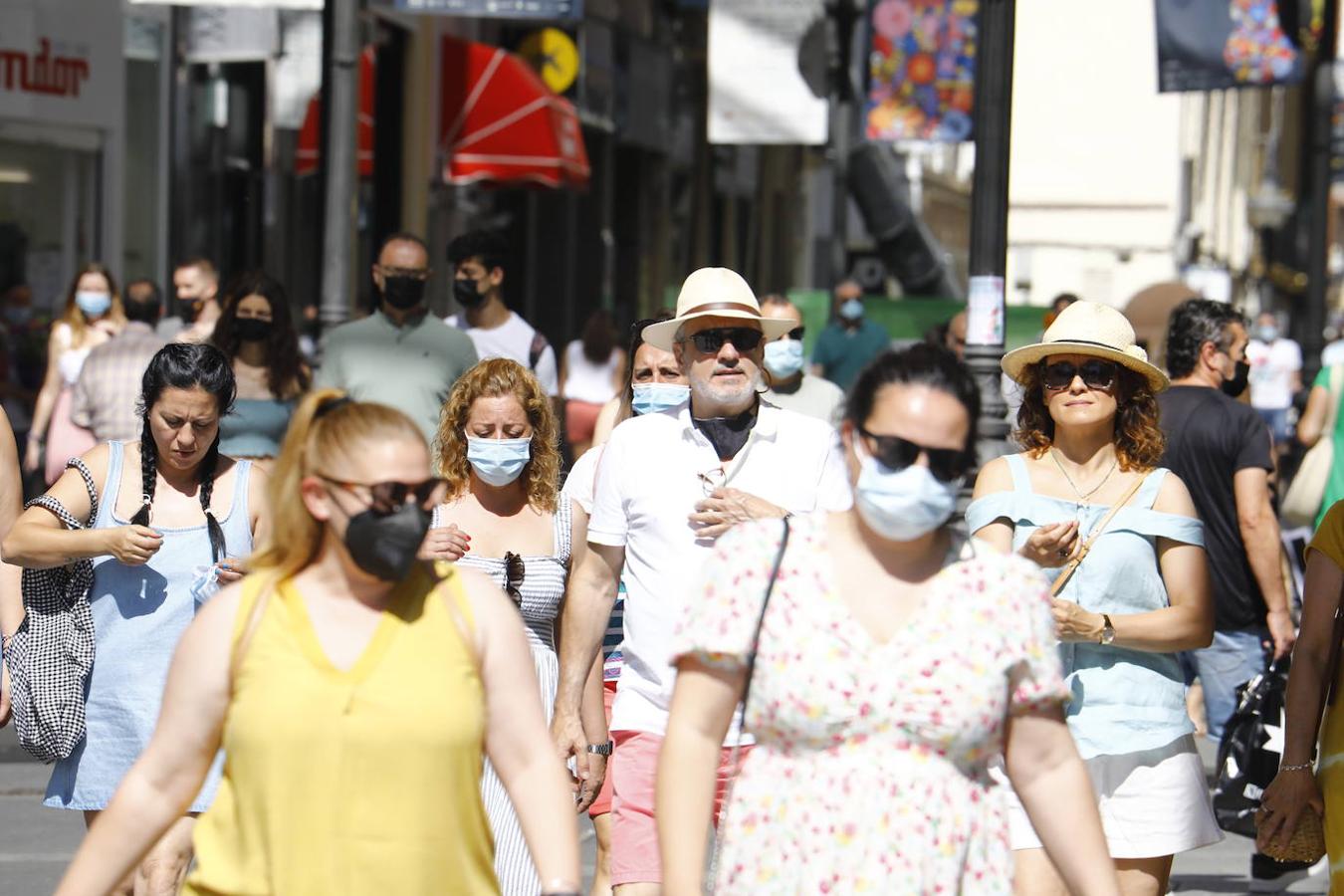 El primer día sin la mascarilla obligatoria en exteriores en Córdoba, en imágenes