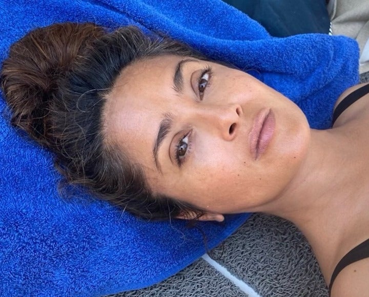 Salma Hayek. A través de su perfil de Instagram Salma Hayek ha compartido en diversas ocasiones fotos de sus canas, mostrándose orgullosa de ellas. Como cualquier mujer, a partir de los 30 (o antes) la actriz luce cabellos grises en las raíces de su melena oscura.