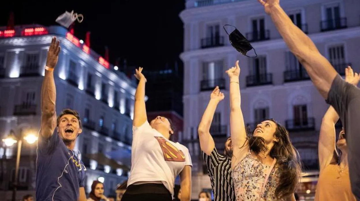 El adiós de España a la mascarilla al aire libre, en imágenes