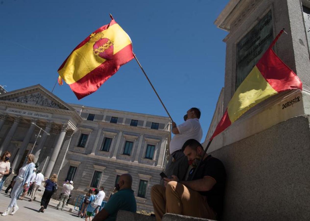 Banderas ondeando en el homenaje en la puerta del Congreso. 