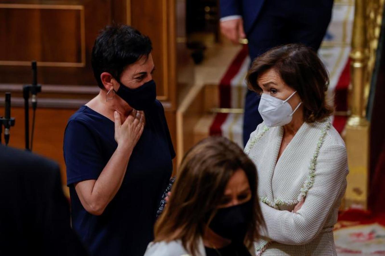 La vicepresidenta primera, Carmen Calvo, conversa con la portavoz de Bildu, Mertxe Aizpurua. 