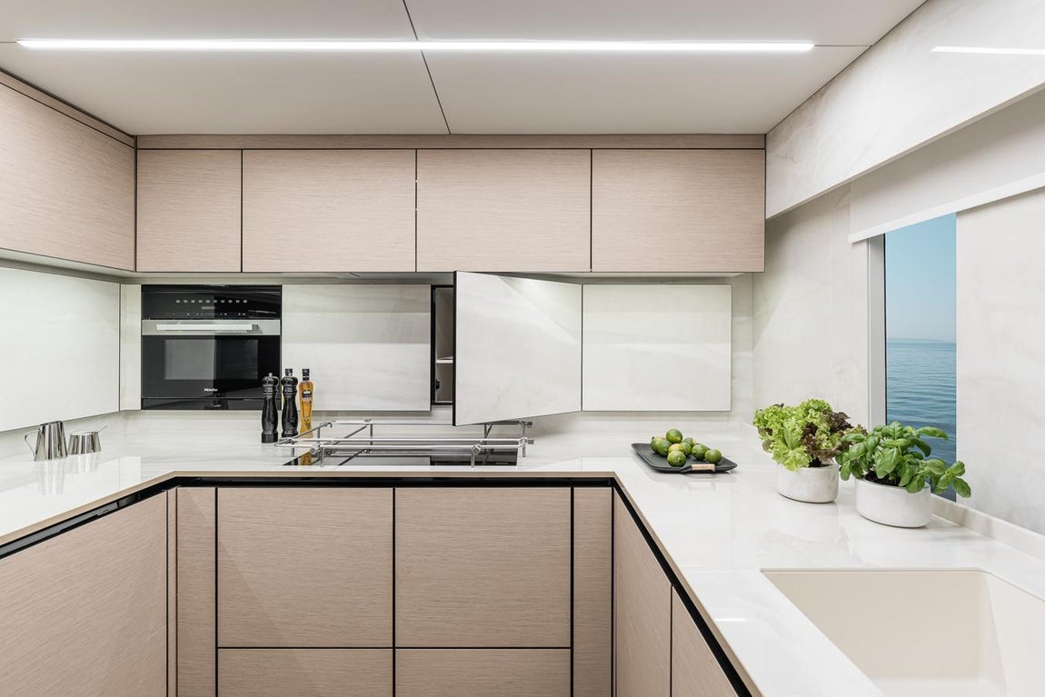 Así es el yate de Rafa Nadal. La cocina está completamente equipada y tiene una decoración minimal similar a la del resto de estancias.