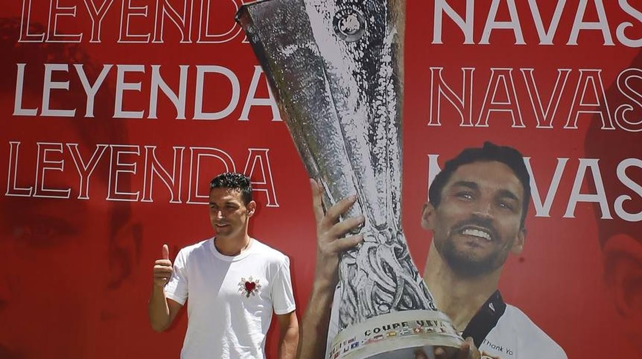 El acto de renovación de Jesús Navas con el Sevilla, en imágenes