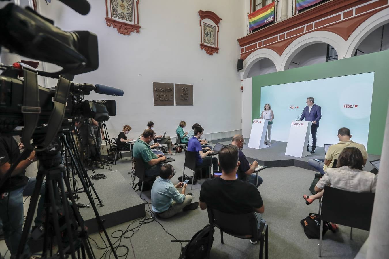 Susana Díaz y Juan Espadas durante la rueda de prensa en la sede regional del PSOE