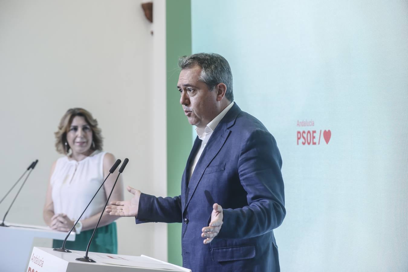 Susana Díaz y Juan Espadas durante la rueda de prensa en la sede regional del PSOE