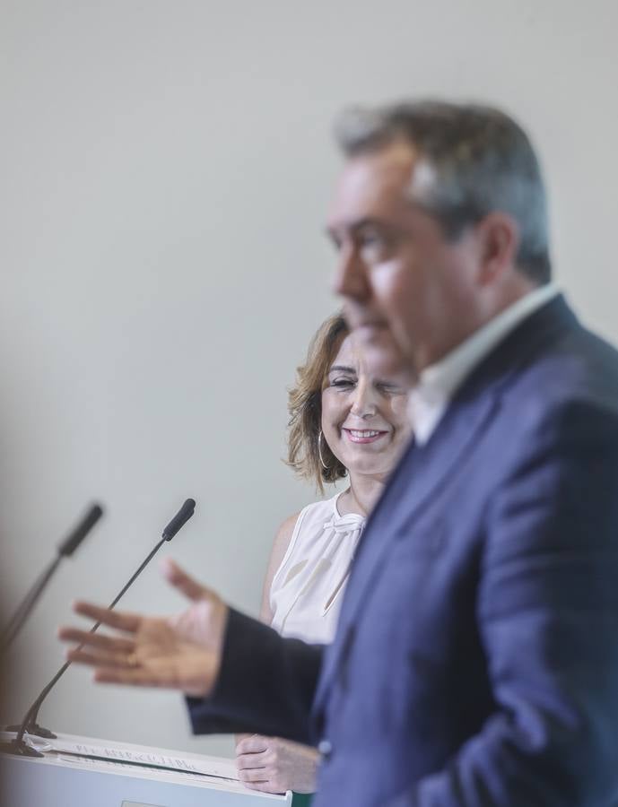 Susana Díaz y Juan Espadas durante la rueda de prensa en la sede regional del PSOE