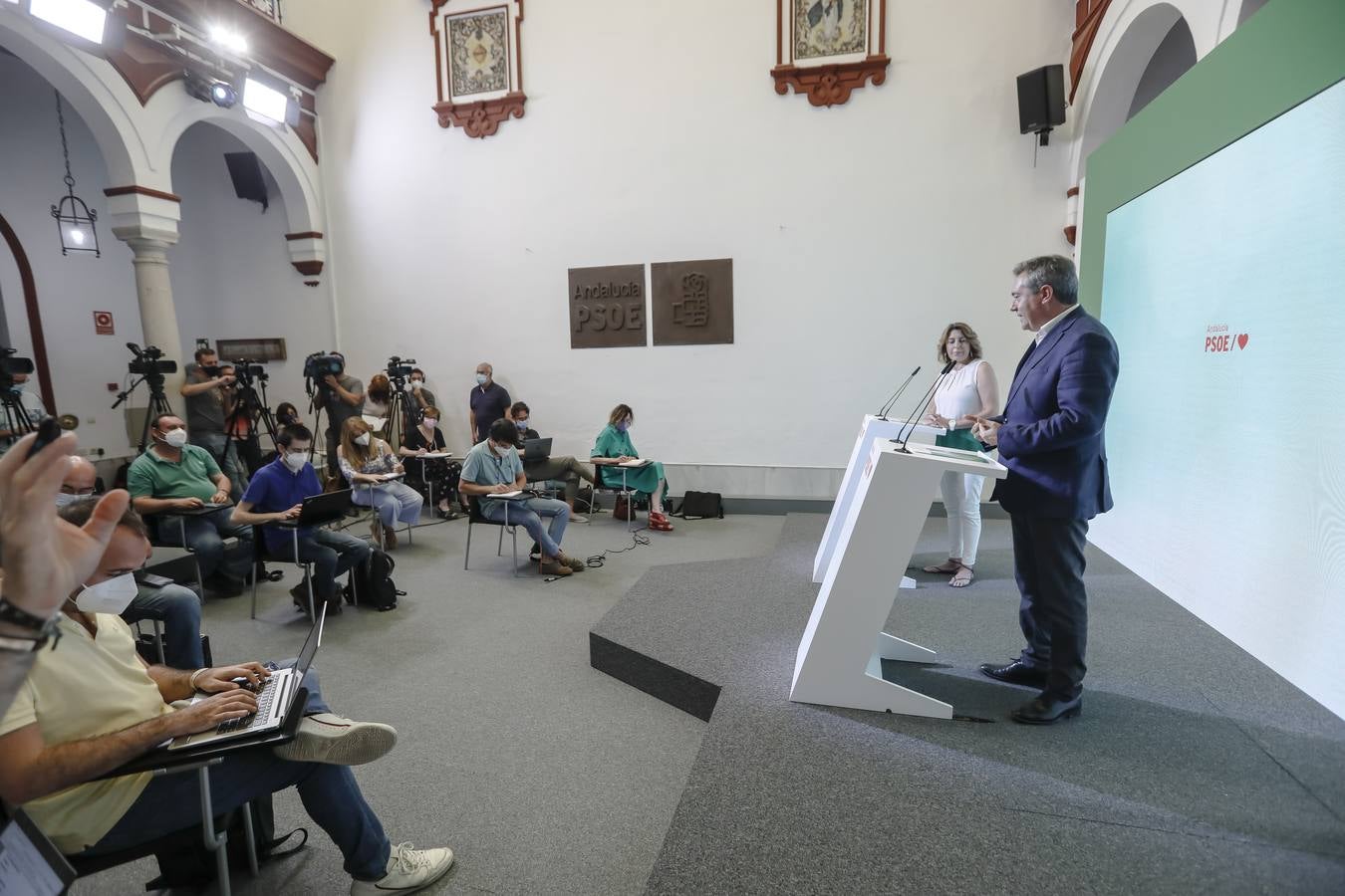 Susana Díaz y Juan Espadas durante la rueda de prensa en la sede regional del PSOE