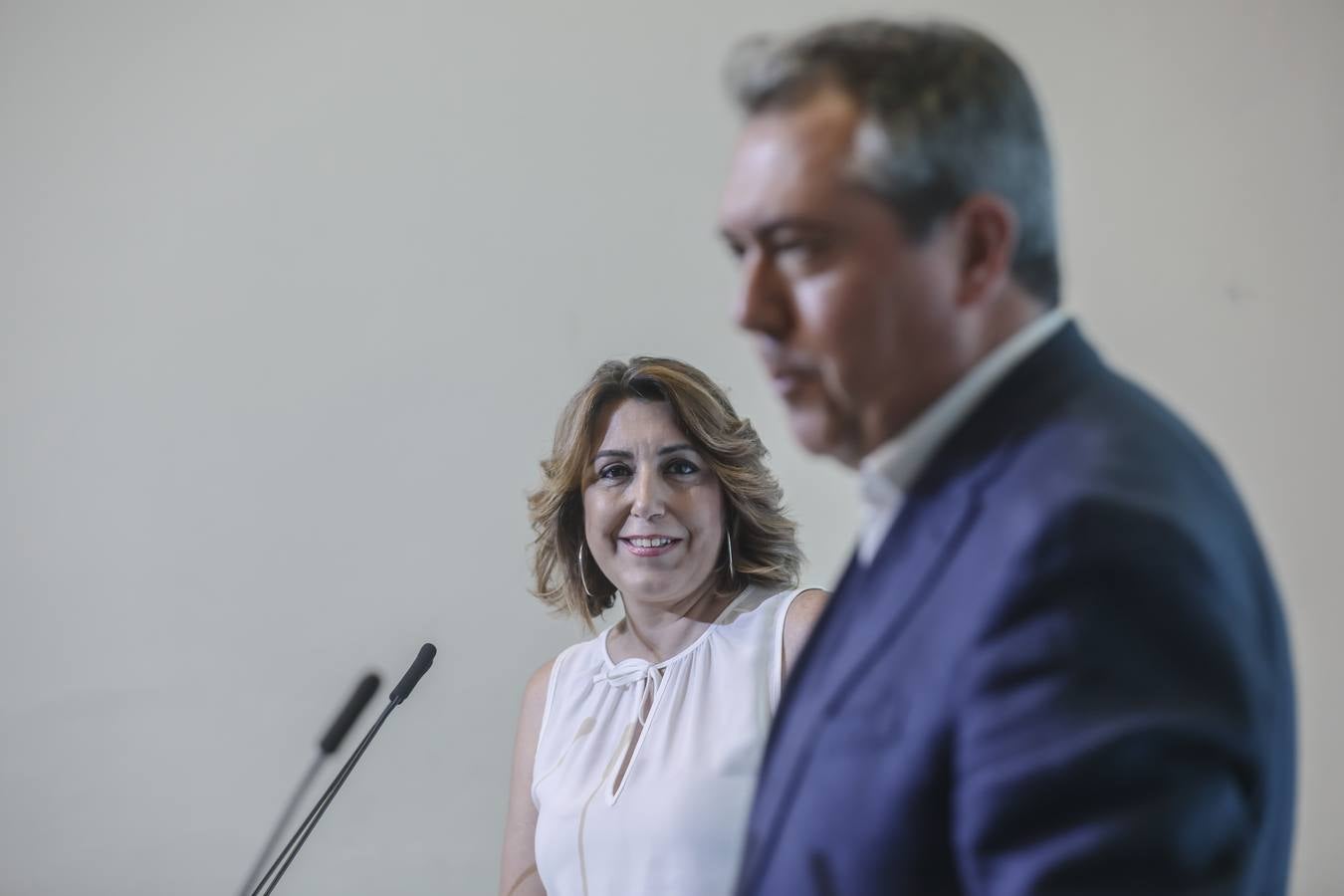 Susana Díaz y Juan Espadas durante la rueda de prensa en la sede regional del PSOE