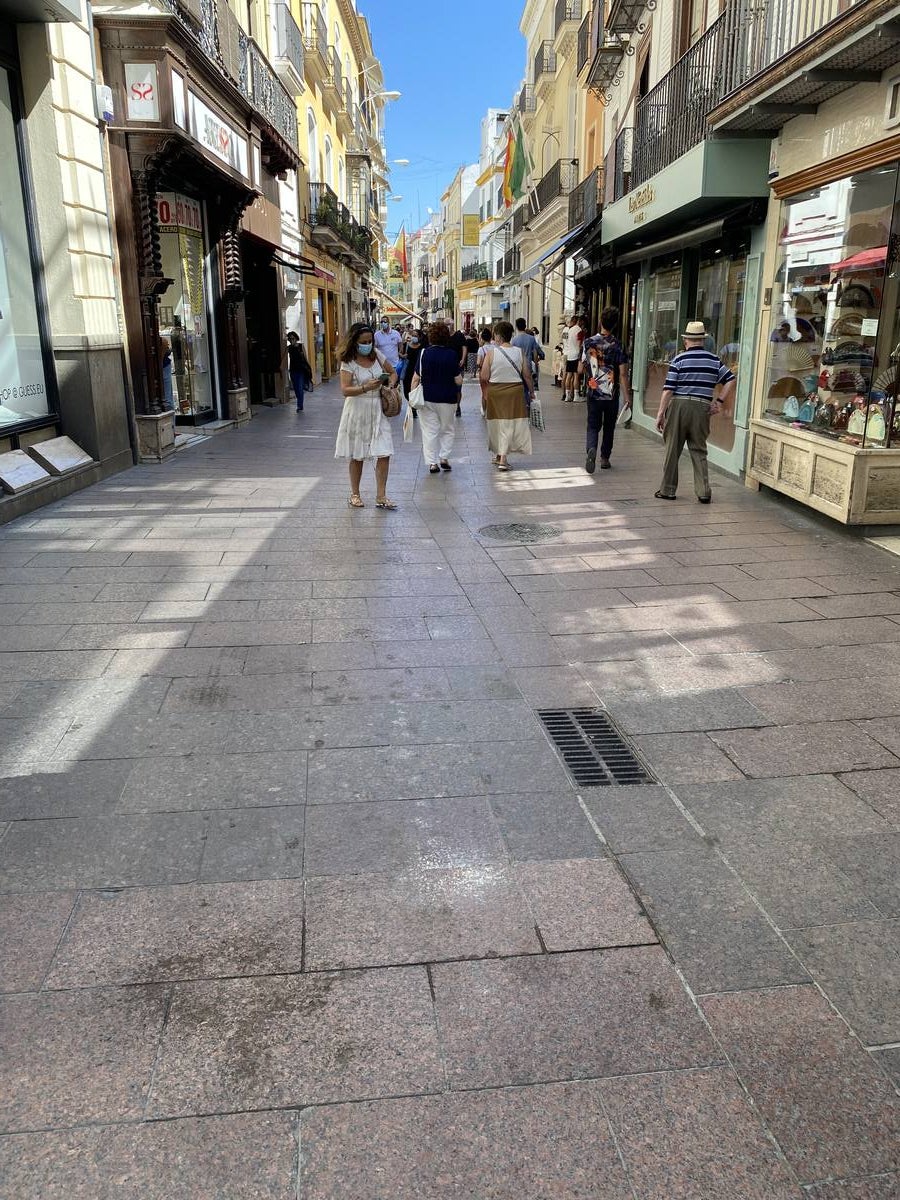 Costras de suciedad en las principales calles peatonales de Sevilla