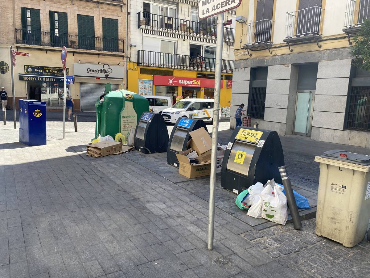 Costras de suciedad en las principales calles peatonales de Sevilla