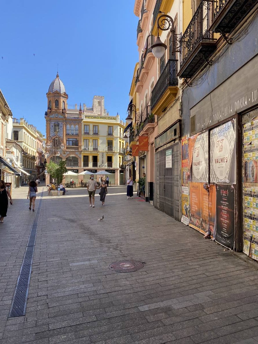 Costras de suciedad en las principales calles peatonales de Sevilla