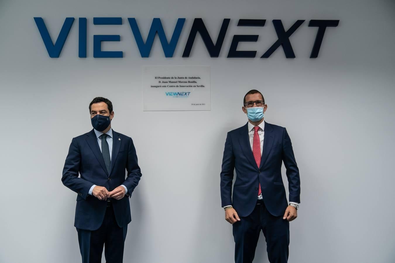 Juanma Moreno visita la sede de Viewnext, centro de innovación de IBM en Sevilla