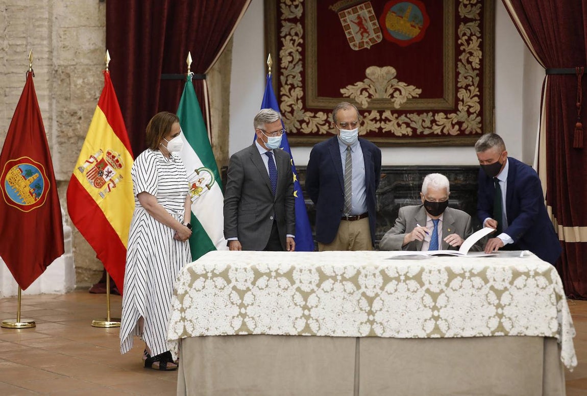 La entrega en Córdoba del legado de Pablo García Baena, en imágenes