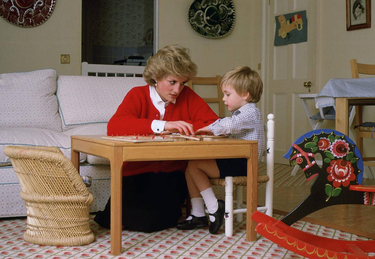 Lady Di enseñando a su hijo Guillermo. 