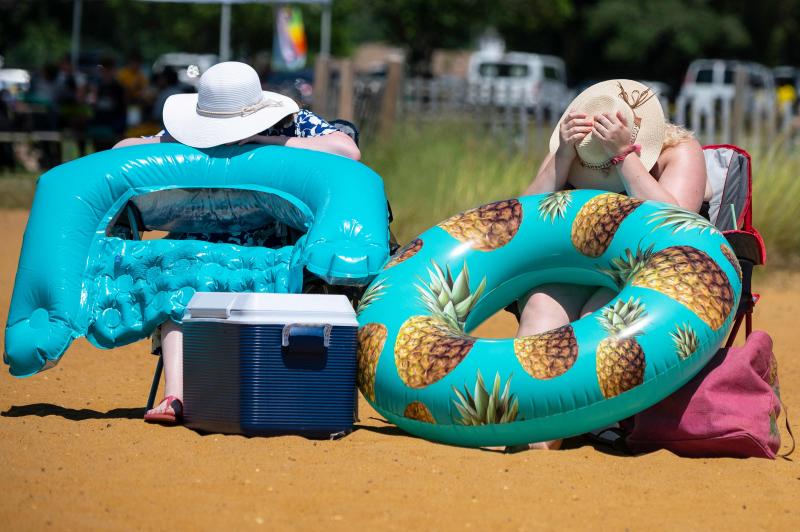 Dos mujeres, totalmente cubiertas del sol, disfrutan del día en el parque estatal Sandy Point en Annapolis (Maryland). 