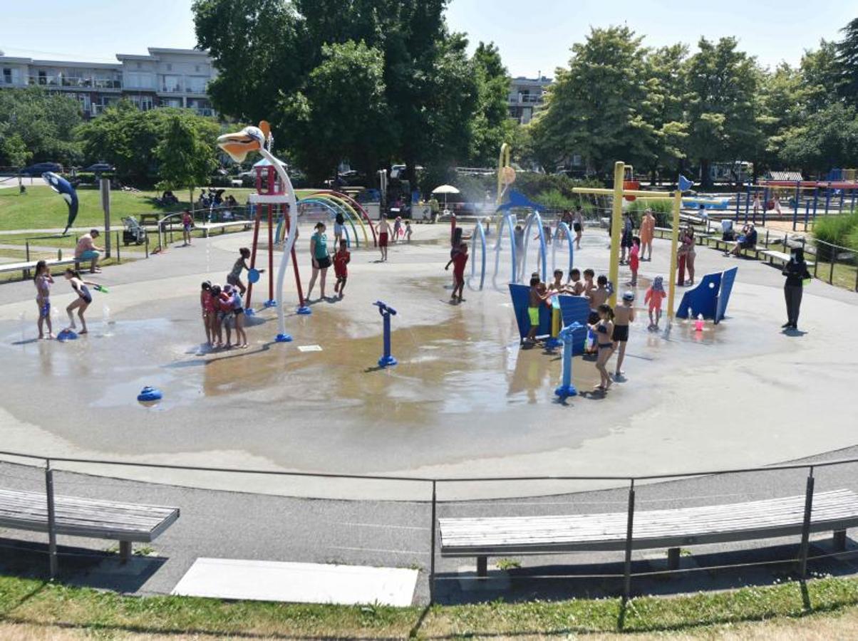 Los niños en remojo combaten el sofocante calor en la Columbia Británica. 