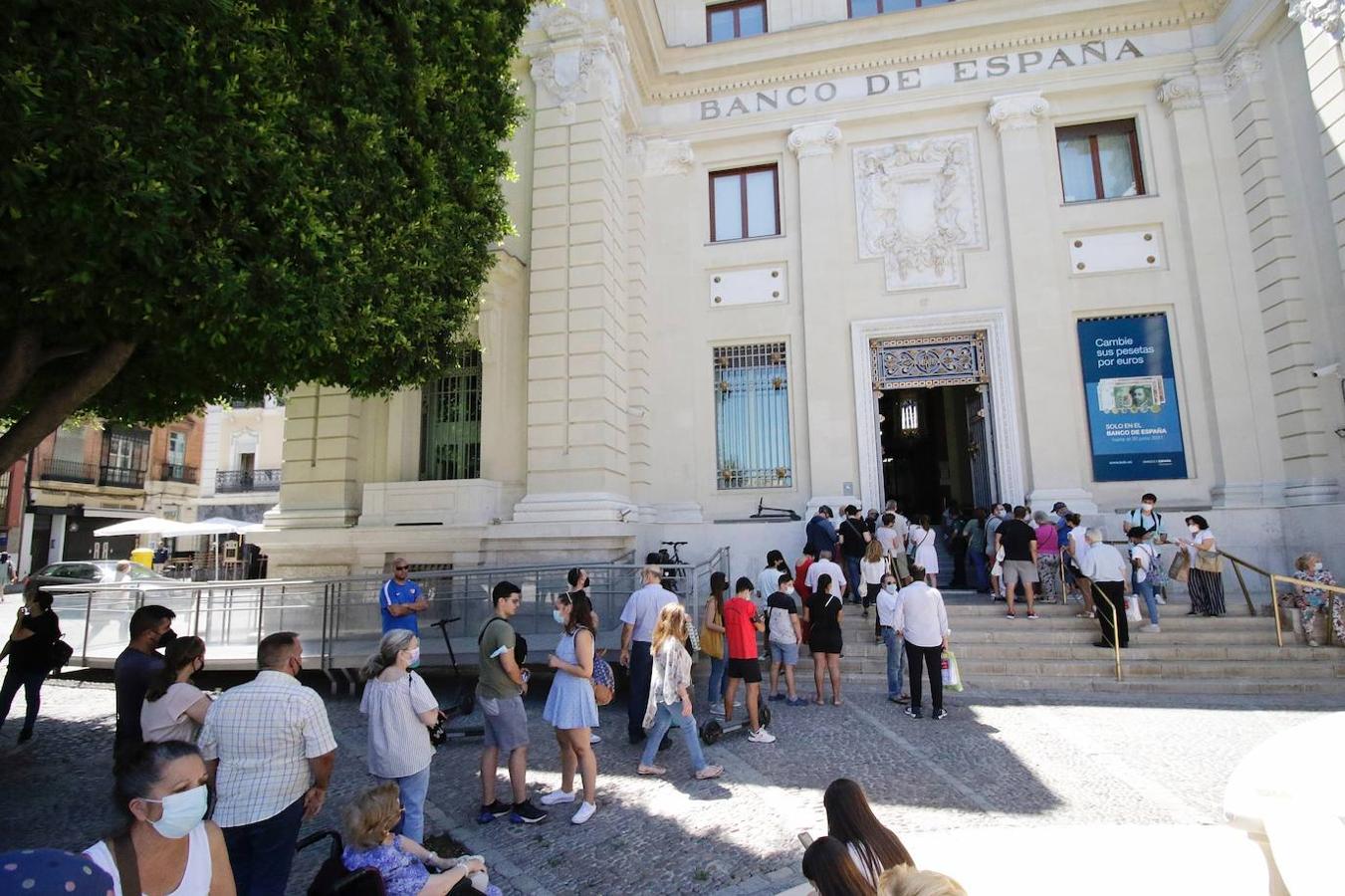 Entrega de pesetas en el Banco de España de Sevilla. 