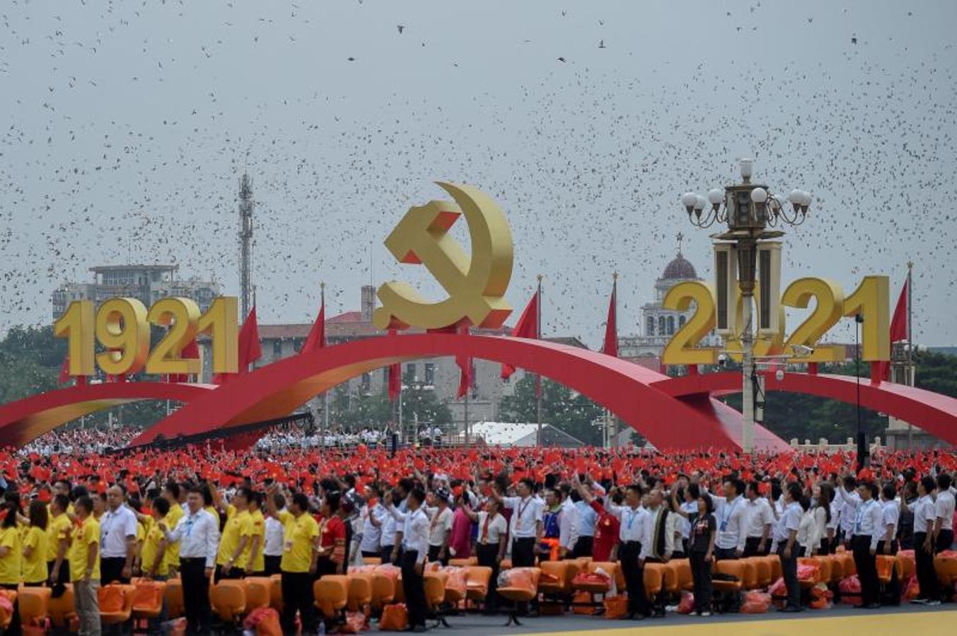 Las palomas vuelan durante las celebraciones del centenario de la fundación del Partido Comunista de China, en Beijing. 