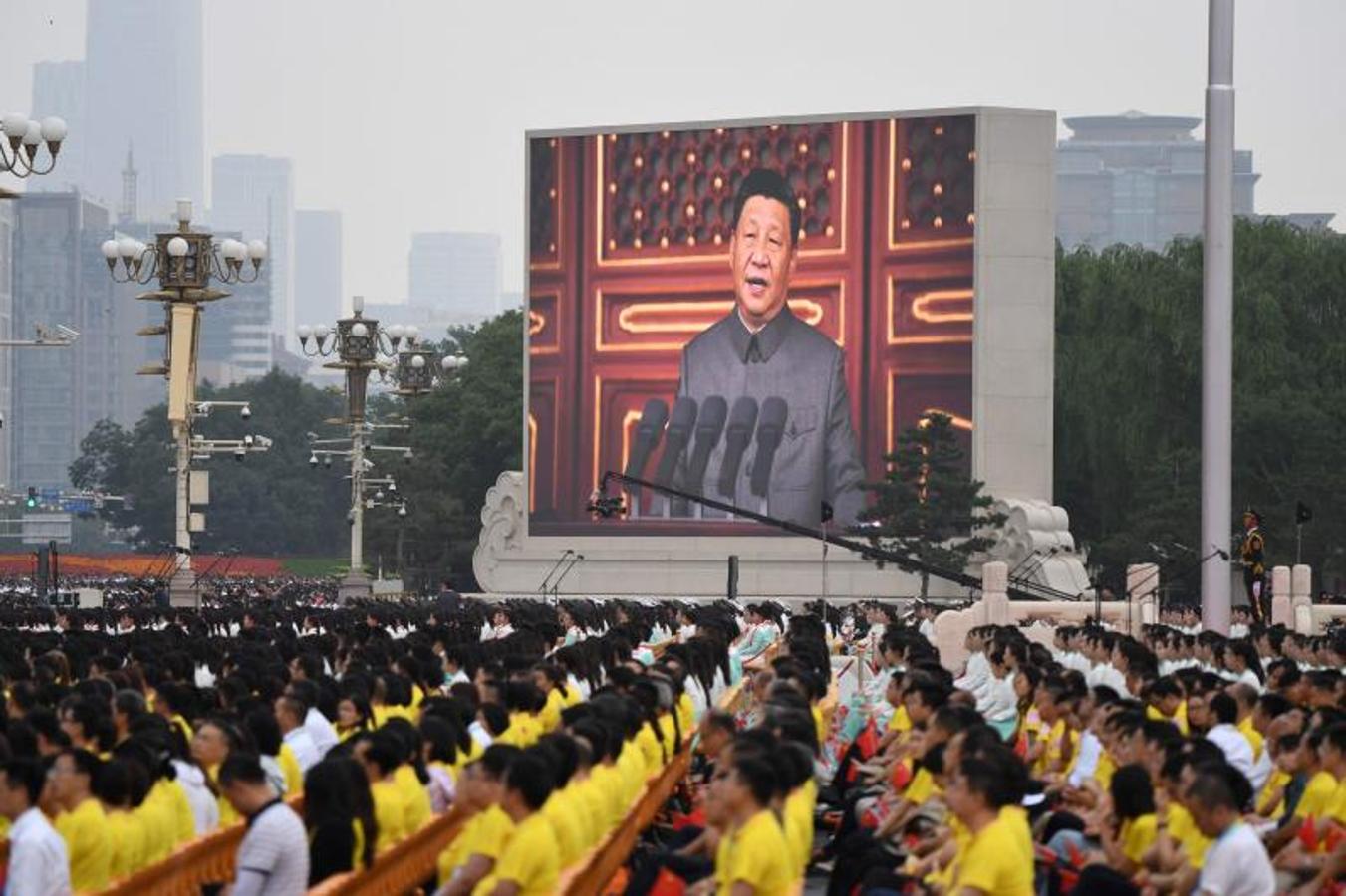 El presidente chino, Xi Jinping (en la pantalla), pronuncia un discurso durante las celebraciones del centenario de la fundación del Partido Comunista de China en la Plaza de Tiananmen. 