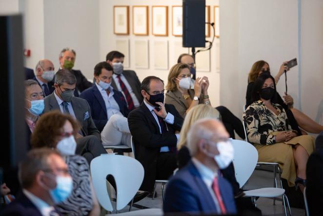 Imagen de las personalidades que han acudido a La Galería de ABC en Sevilla