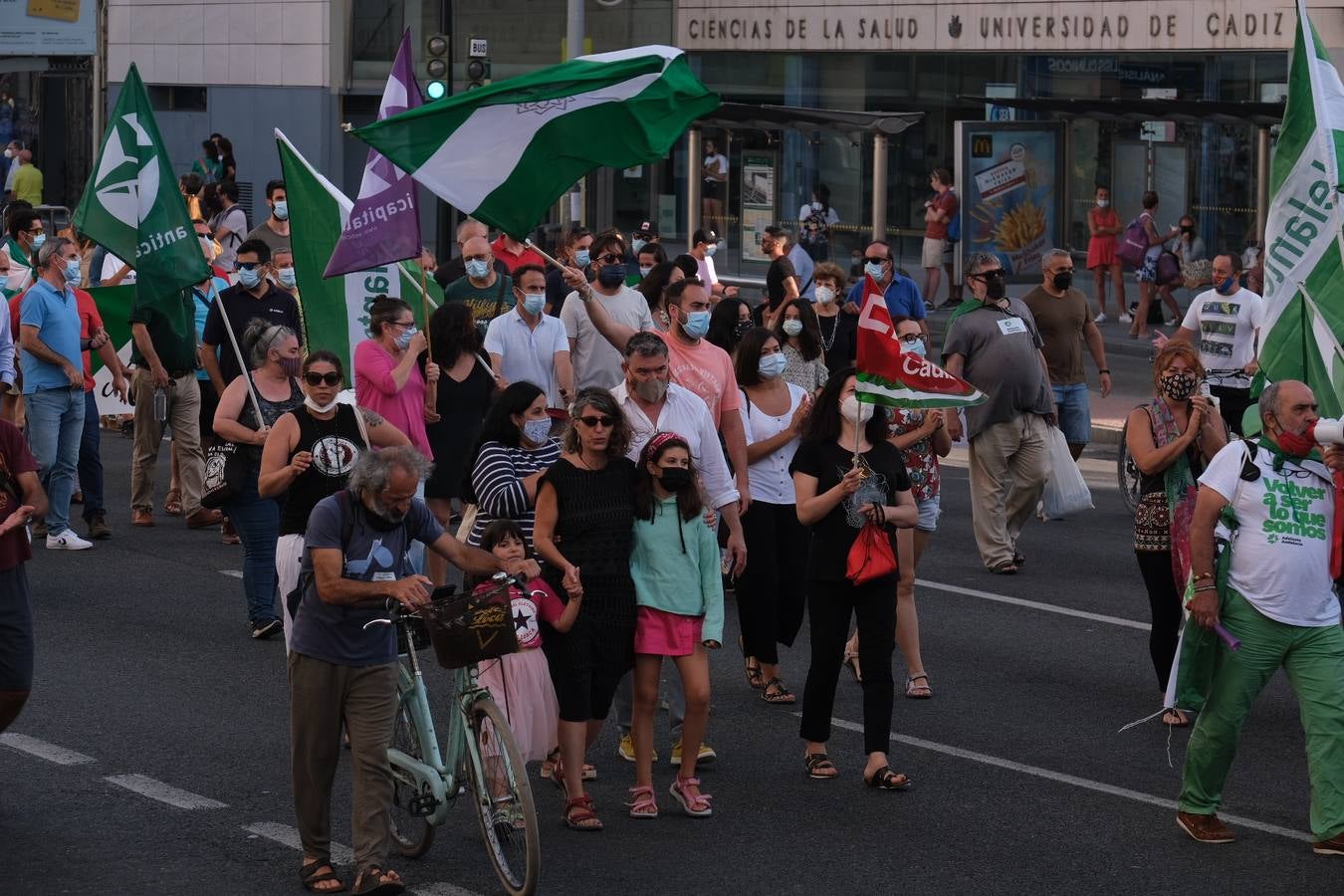 Fotos: La manifestación de Airbus recorre las calles de Cádiz