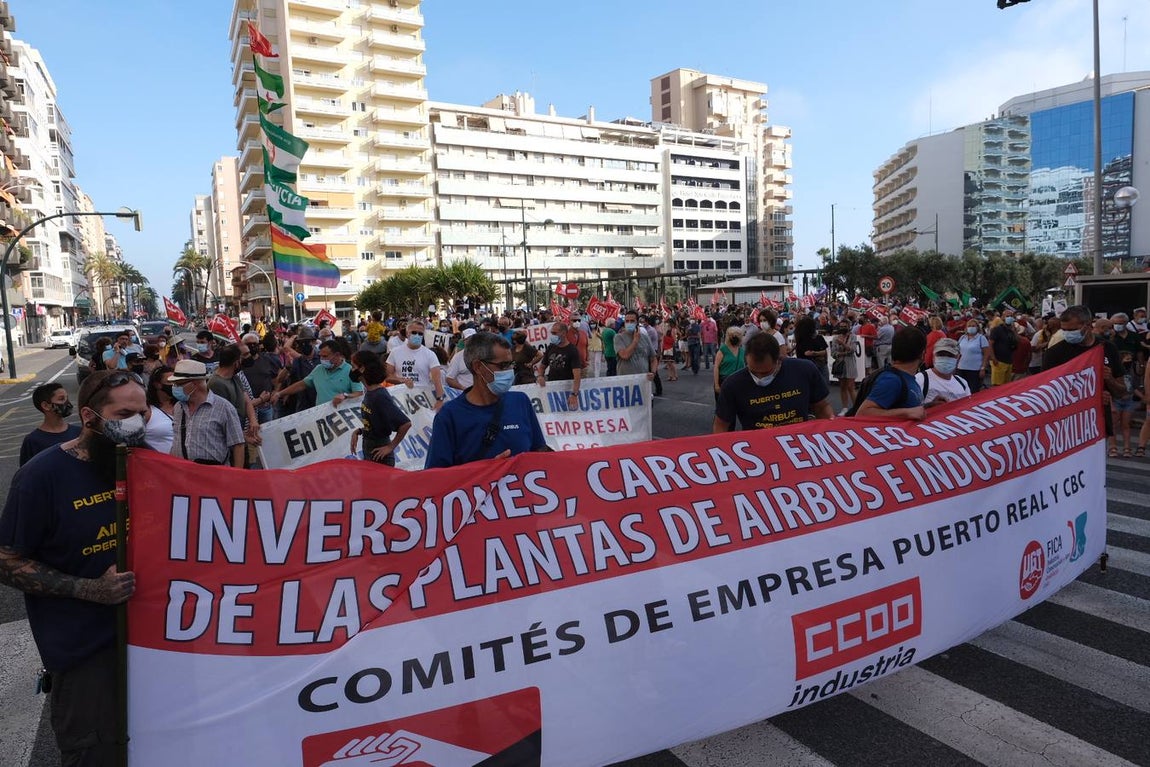 Fotos: La manifestación de Airbus recorre las calles de Cádiz