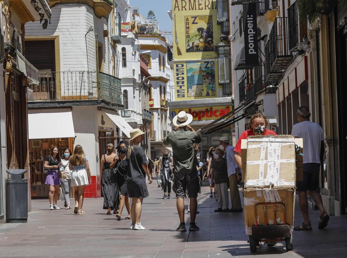 En imágenes, el Centro de Sevilla se queda sin toldos