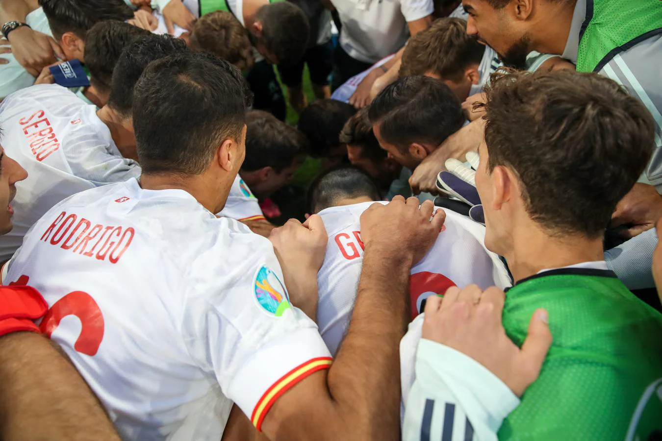 Los futbolistas de la selección española celebran la clasificación. 