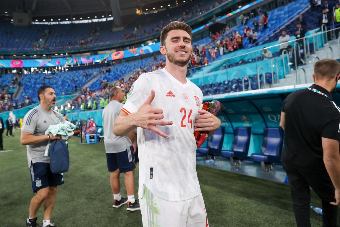 Aymeric Laporte posa para los medios tras el partido. 