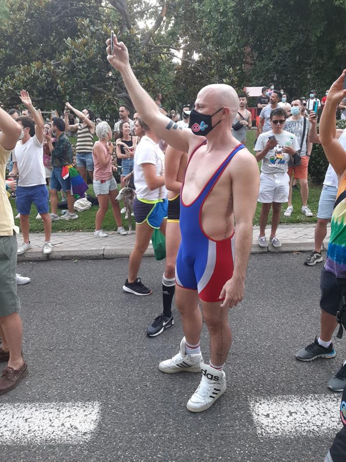 Cámara en mano, un hombre graba la manifestación desde dentro. 