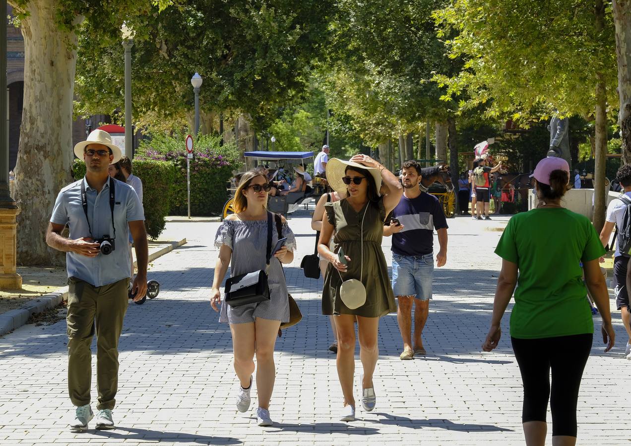 Turistas pasean por las zonas monumentales de Sevilla pese a las altas temperaturas