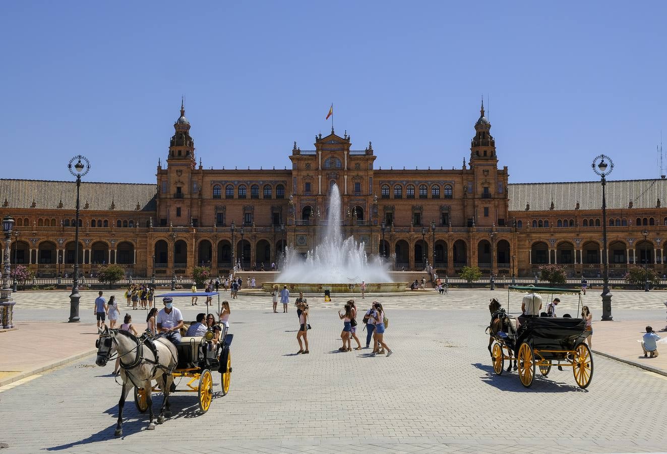 Turistas pasean por las zonas monumentales de Sevilla pese a las altas temperaturas