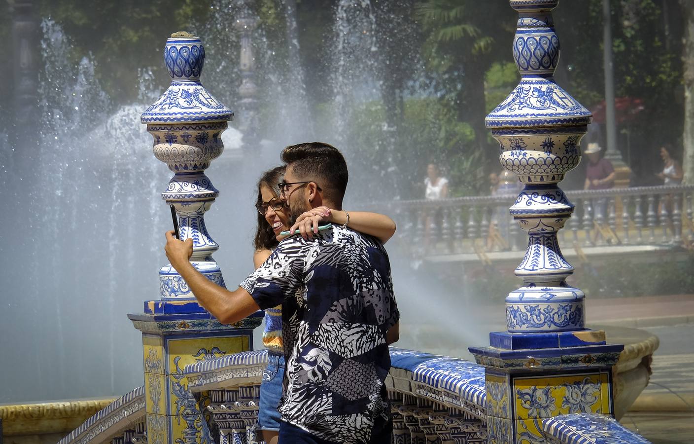 Turistas pasean por las zonas monumentales de Sevilla pese a las altas temperaturas