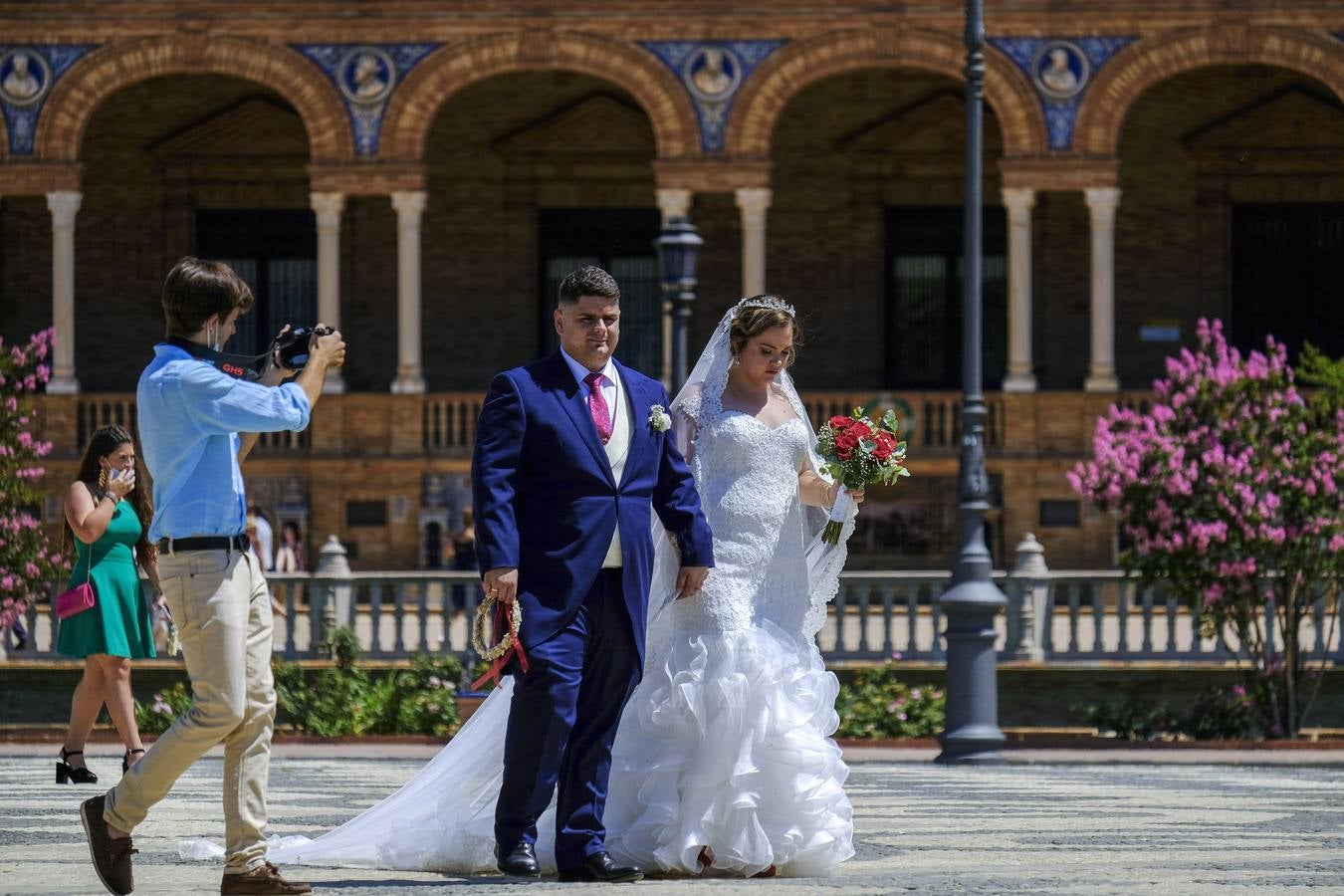 Turistas pasean por las zonas monumentales de Sevilla pese a las altas temperaturas