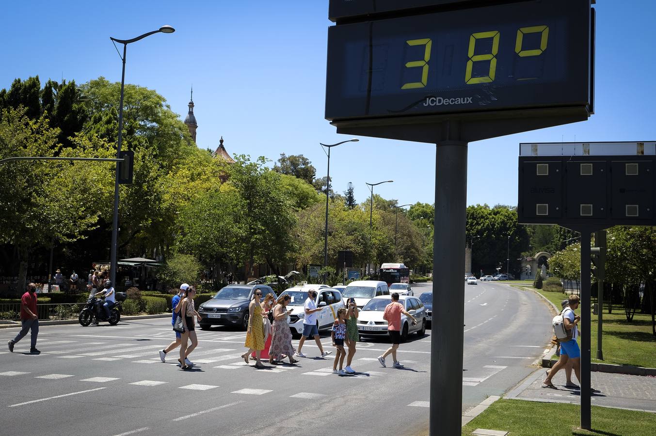 Turistas pasean por las zonas monumentales de Sevilla pese a las altas temperaturas