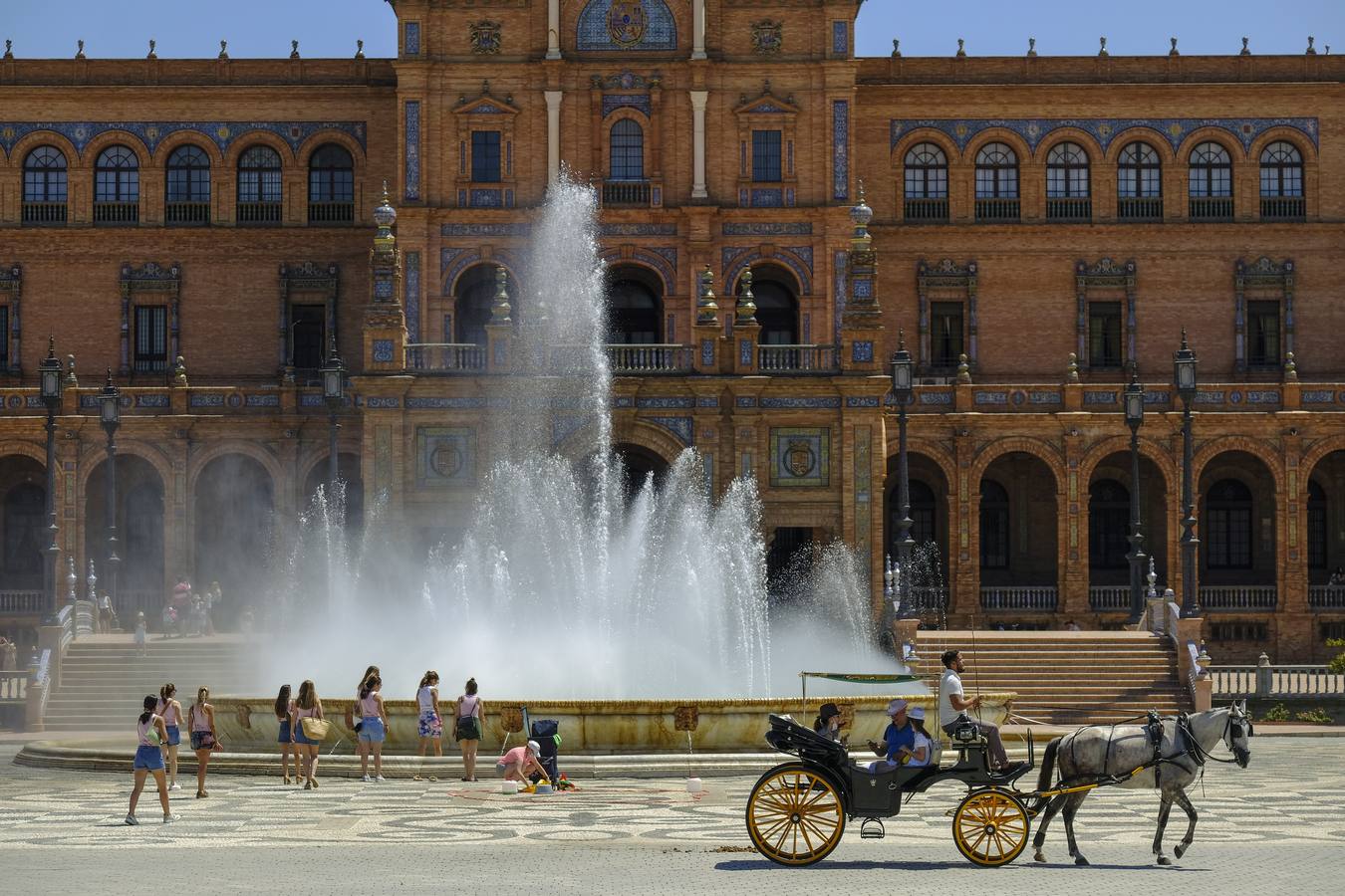 Turistas pasean por las zonas monumentales de Sevilla pese a las altas temperaturas