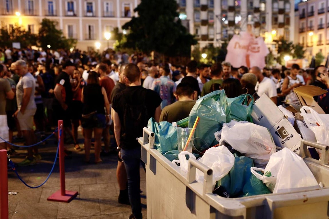 La plaza de Pedro Zerolo, desalojada en la noche del jueves por la Policía Municipal, volvió a ser el epicentro de la fiesta nocturna. 