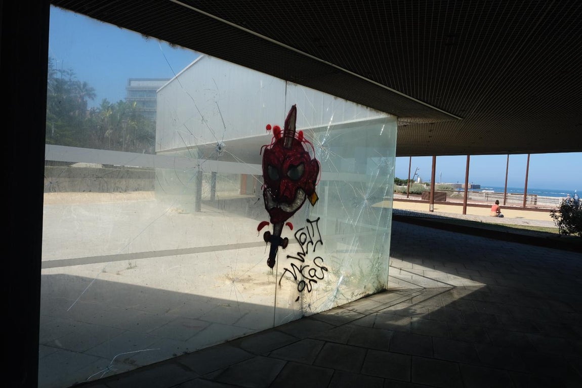 Abandono total de la pérgola de Santa Bárbara