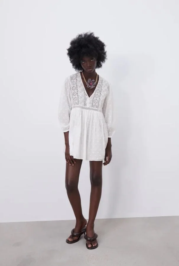 Zara - Vestidos blancos de rebajas. Minivestido con bordados, encaje y transparencias, de Zara. Precio: 19,95€