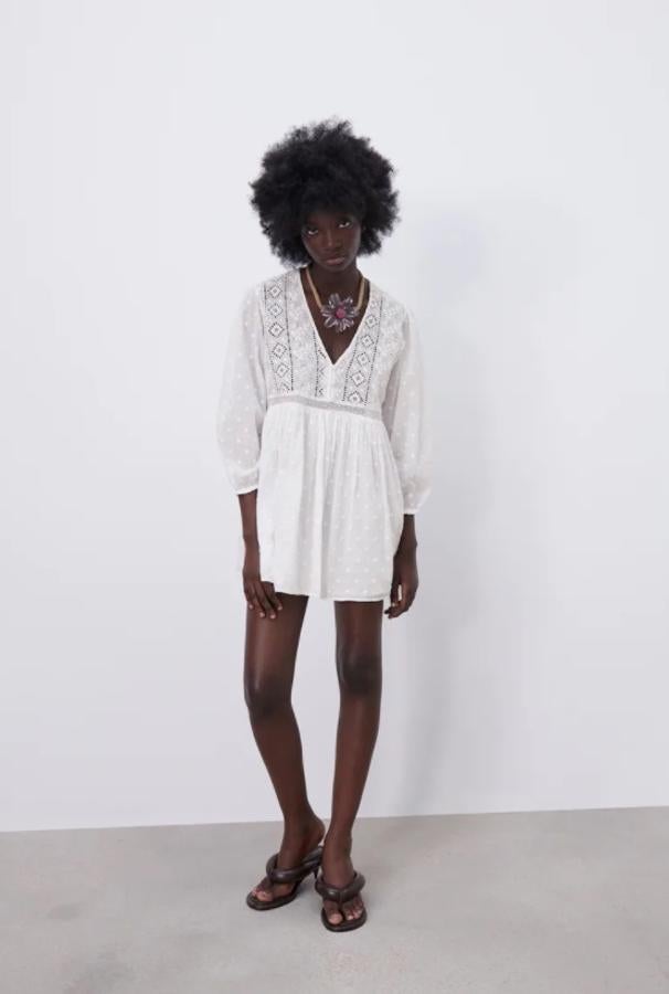 Zara - Vestidos blancos de rebajas. Minivestido con bordados, encaje y transparencias, de Zara. Precio: 19,95€