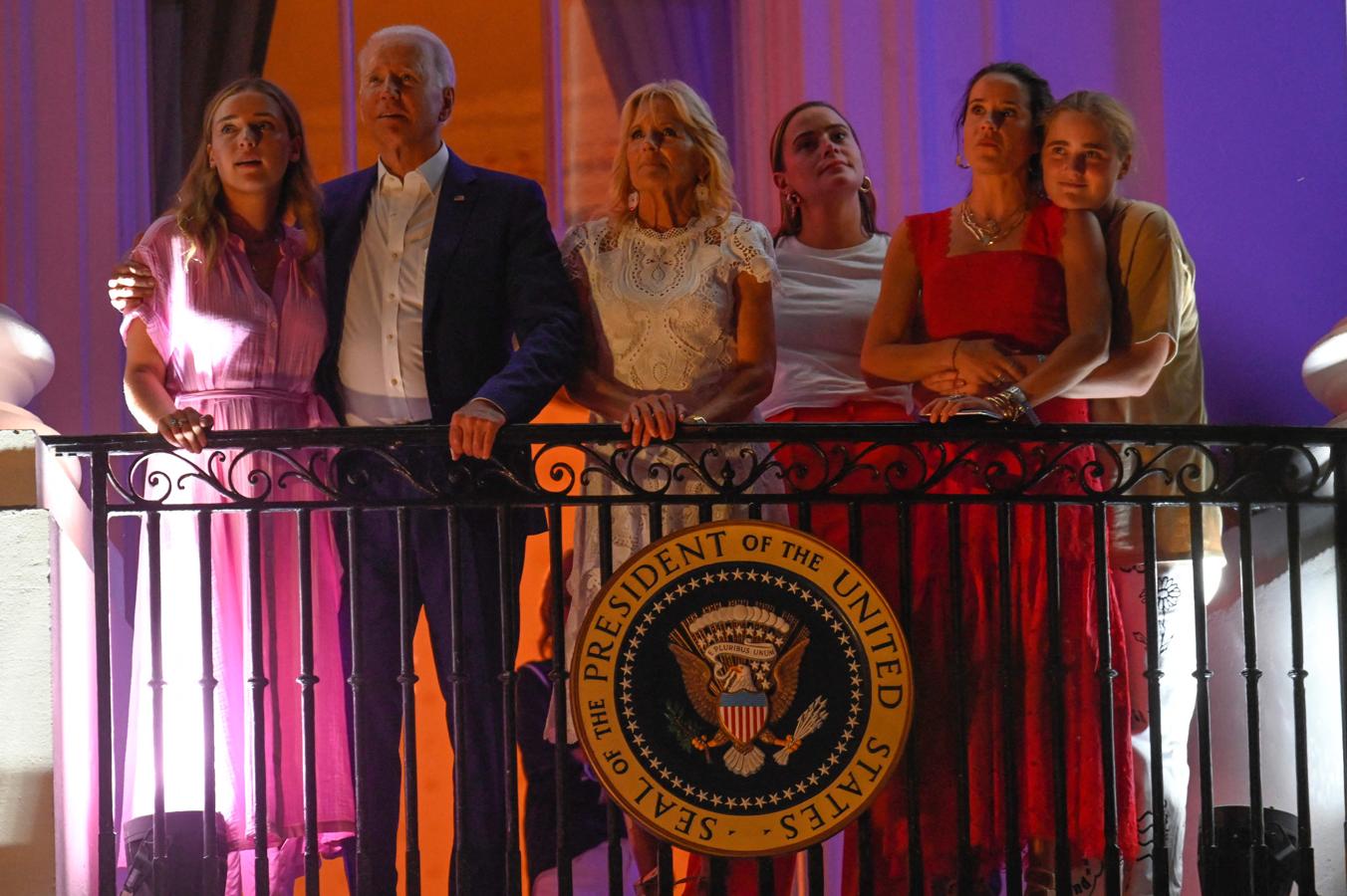 Joe Biden y su familia miran los fuegos desde la Casa Blanca. 