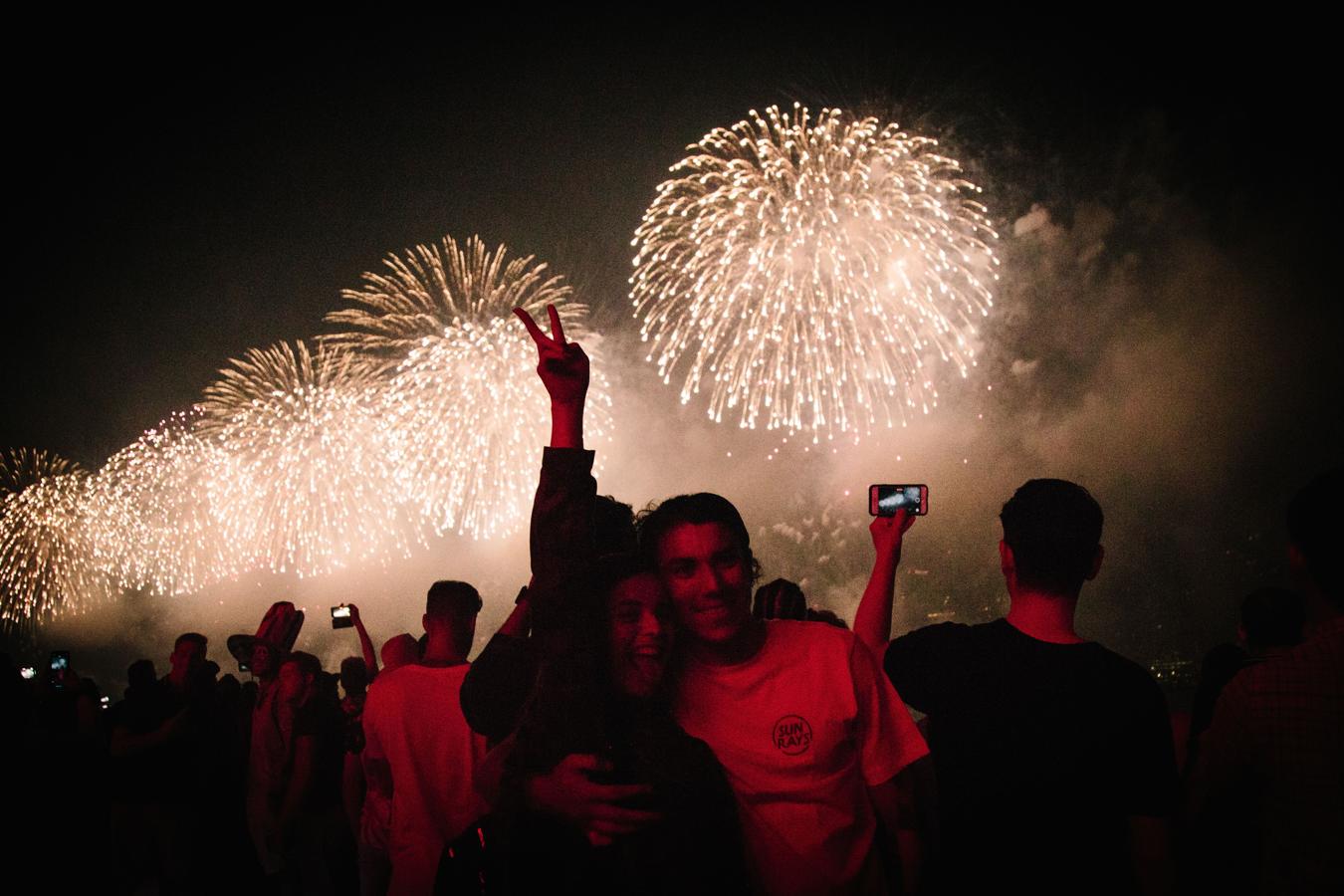 Los fuegos artificiales desde East River, Nueva York. 