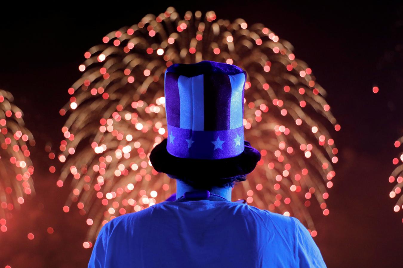 Una persona con un sombrero del Tío Sam contempla el espectáculo. 