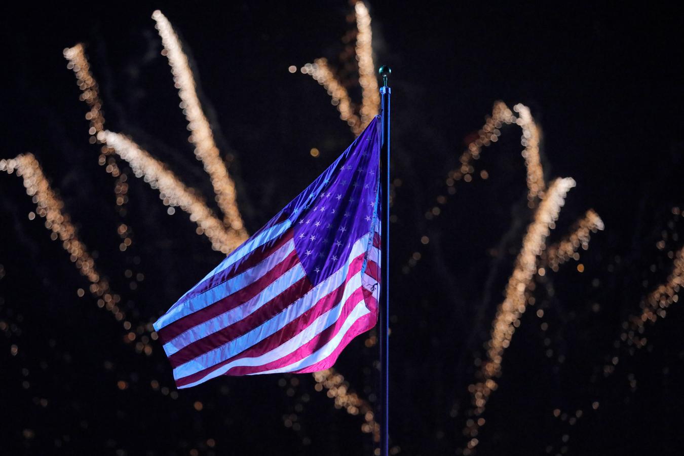 Una bandera estadounidense luce durante la festividad nacional. 