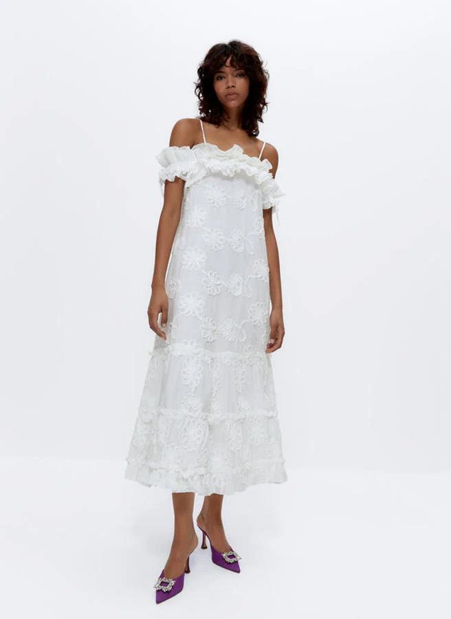Uterqüe - Vestidos blancos de rebajas. Vestido midi con bordados florales, de Uterqüe. Precio: 159€