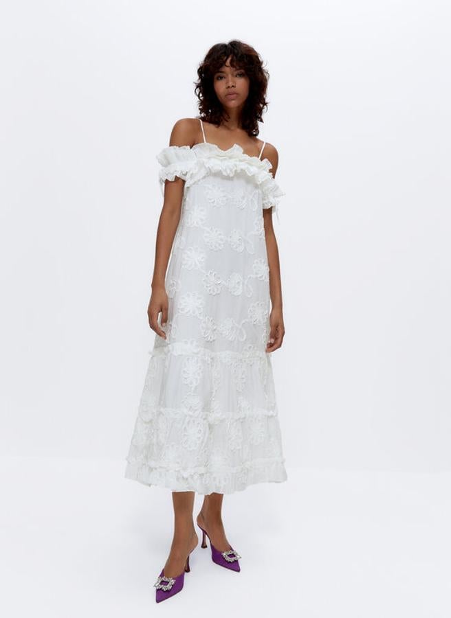 Uterqüe - Vestidos blancos de rebajas. Vestido midi con bordados florales, de Uterqüe. Precio: 159€
