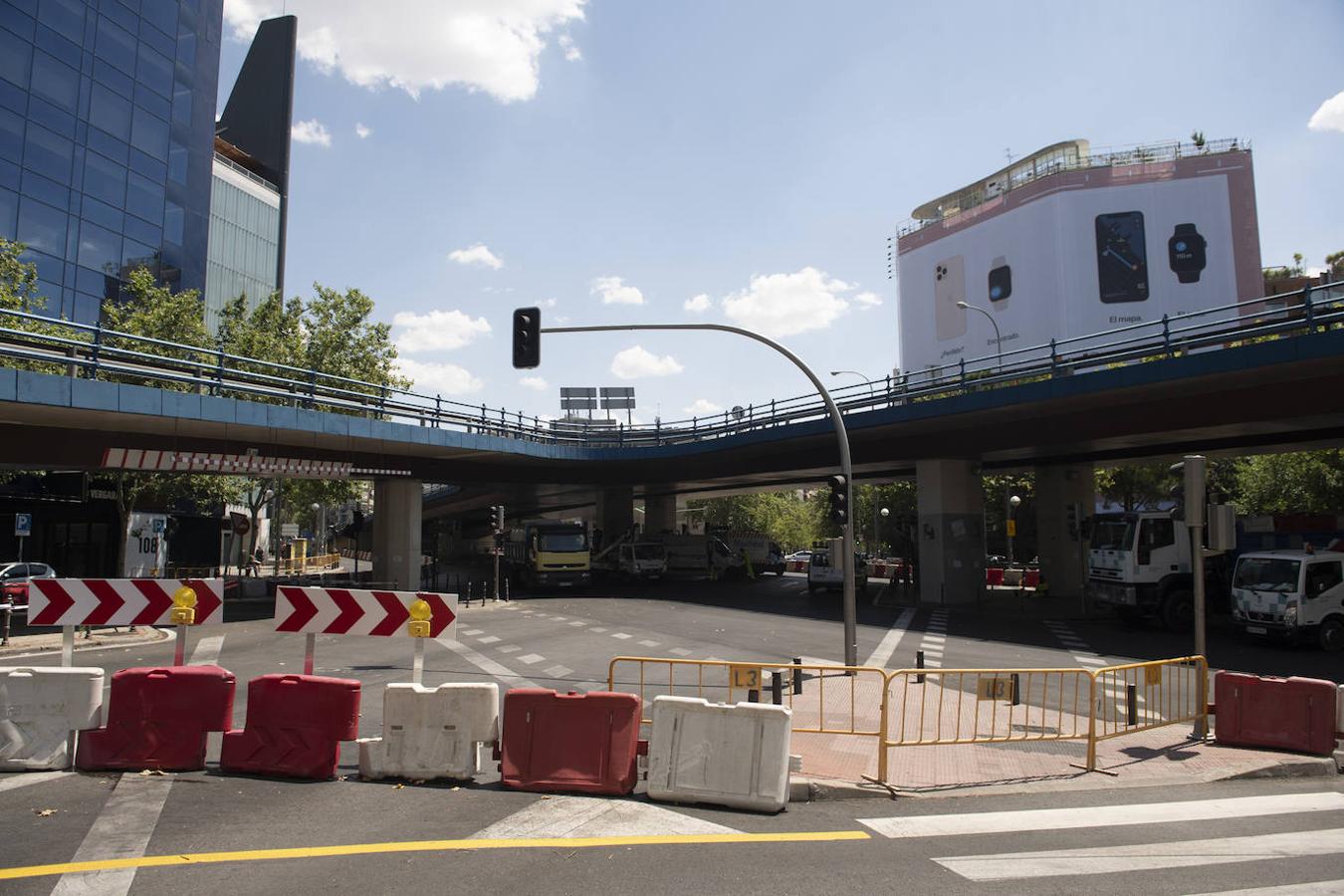 La barrera de Joaquín Costa. El 'scalextric' de Joaquín Costa conectó durante más de medio siglo Nuevos Ministerios con Avenida de América. Era la novena vía con más tráfico de Madrid: soportaba a diario el paso de una media de 80.000 vehículos. En la imagen, las obras que arrancaron el pasado julio para derribarlo ante el riesgo inminente de colapso.