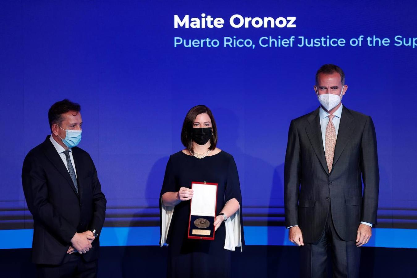 El rey Felipe entrega la medalla de honor a la jueza presidenta del Tribunal Supremo de Puerto Rico, Maite Oronoz, en presencia del presidente de la Asociación Mundial de Juristas, Javier Cremades-García (i) durante el Congreso que la Asociación. 