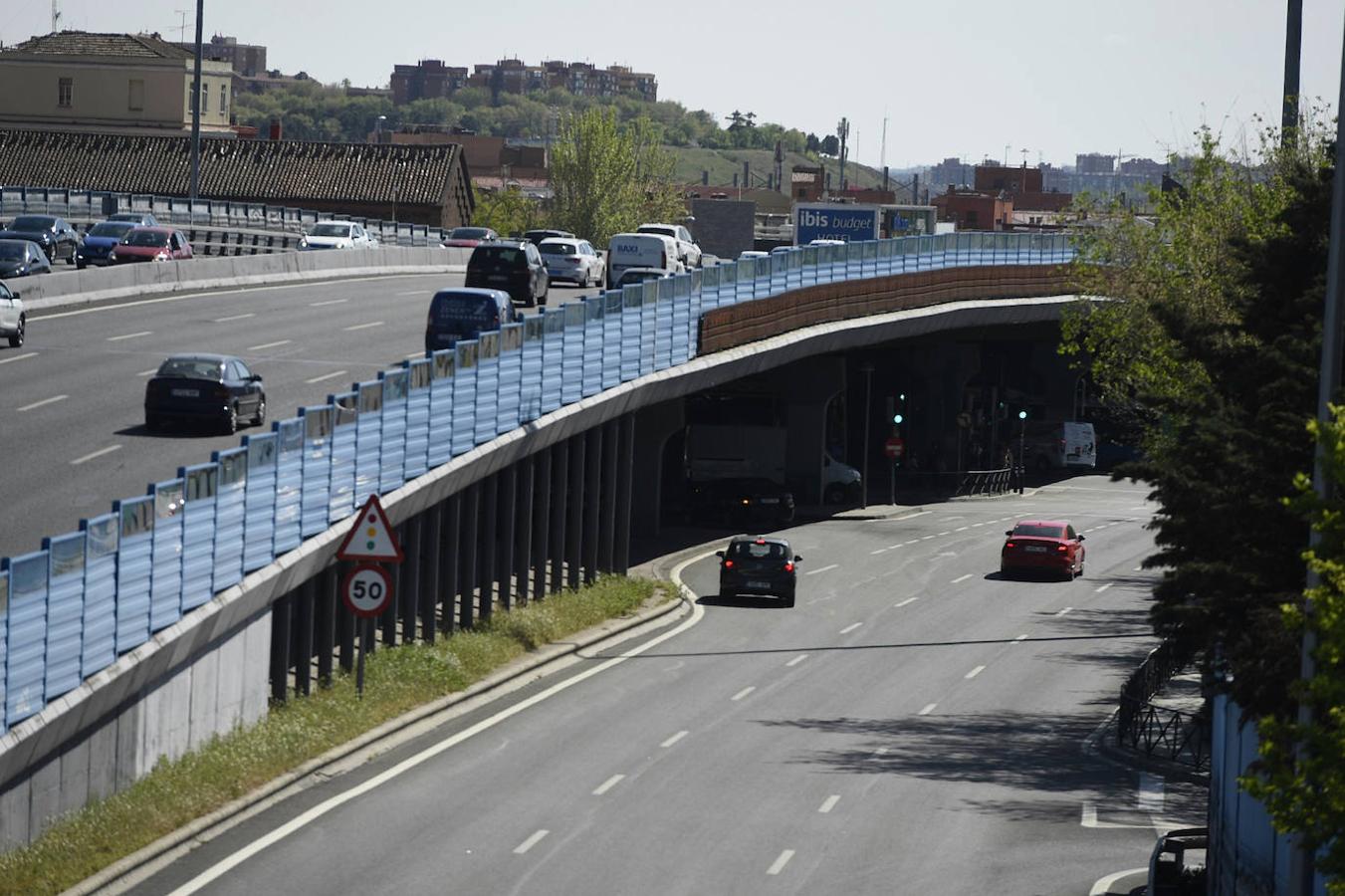 La ruidosa barrera de Vallecas. El Ayuntamiento ha acordado el fin del puente de Vallecas, frontera entre los distritos de Retiro y Puente de Vallecas sobre la que discurre la M-30, mediante su soterramiento. El grupo de trabajo redactará el proyecto en 2022 para que las obras puedan arrancar a partir de 2023, durante el próximo mandato.