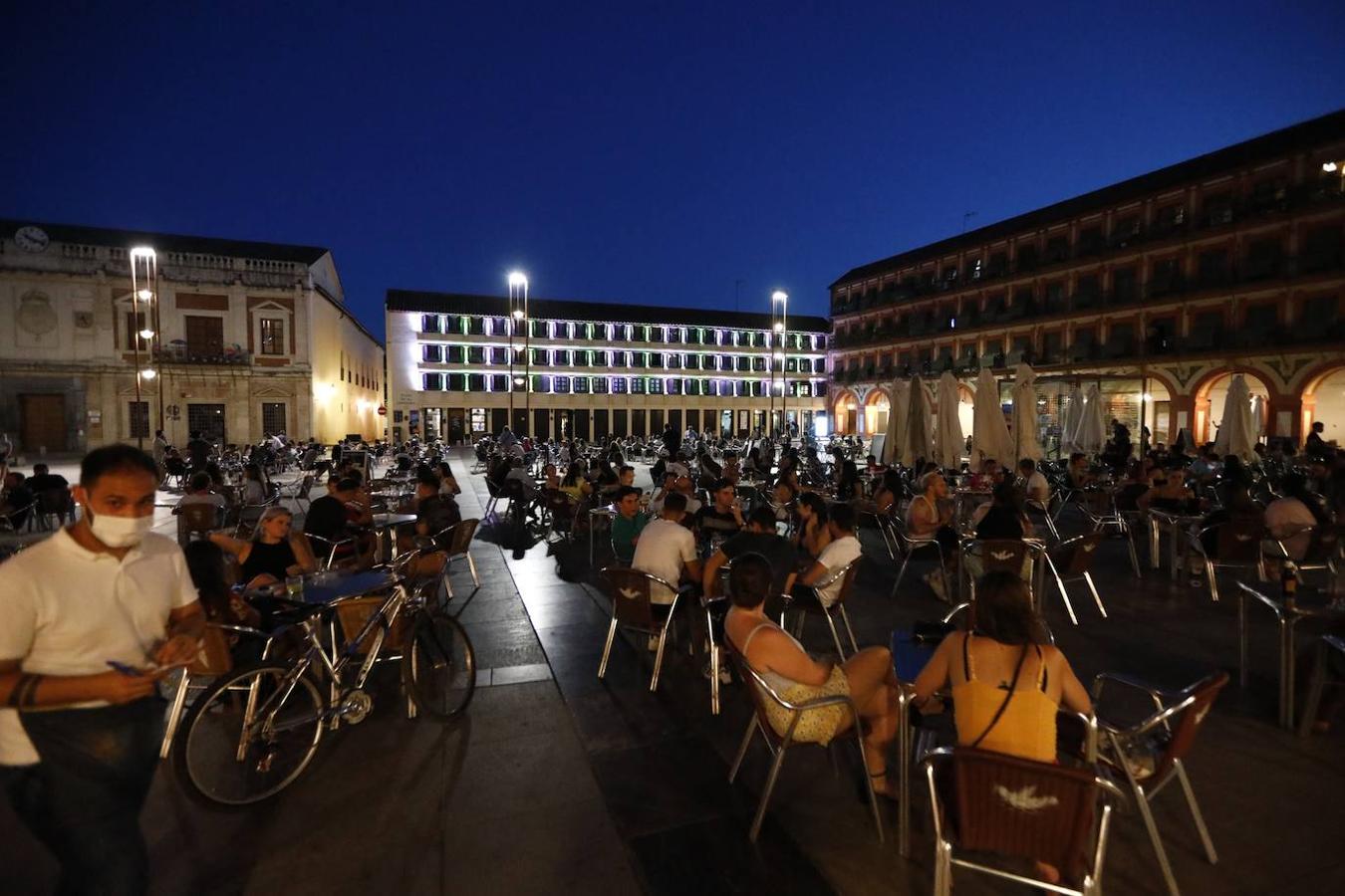 La iluminación del edificio de UCOCultura de Córdoba, en imágenes